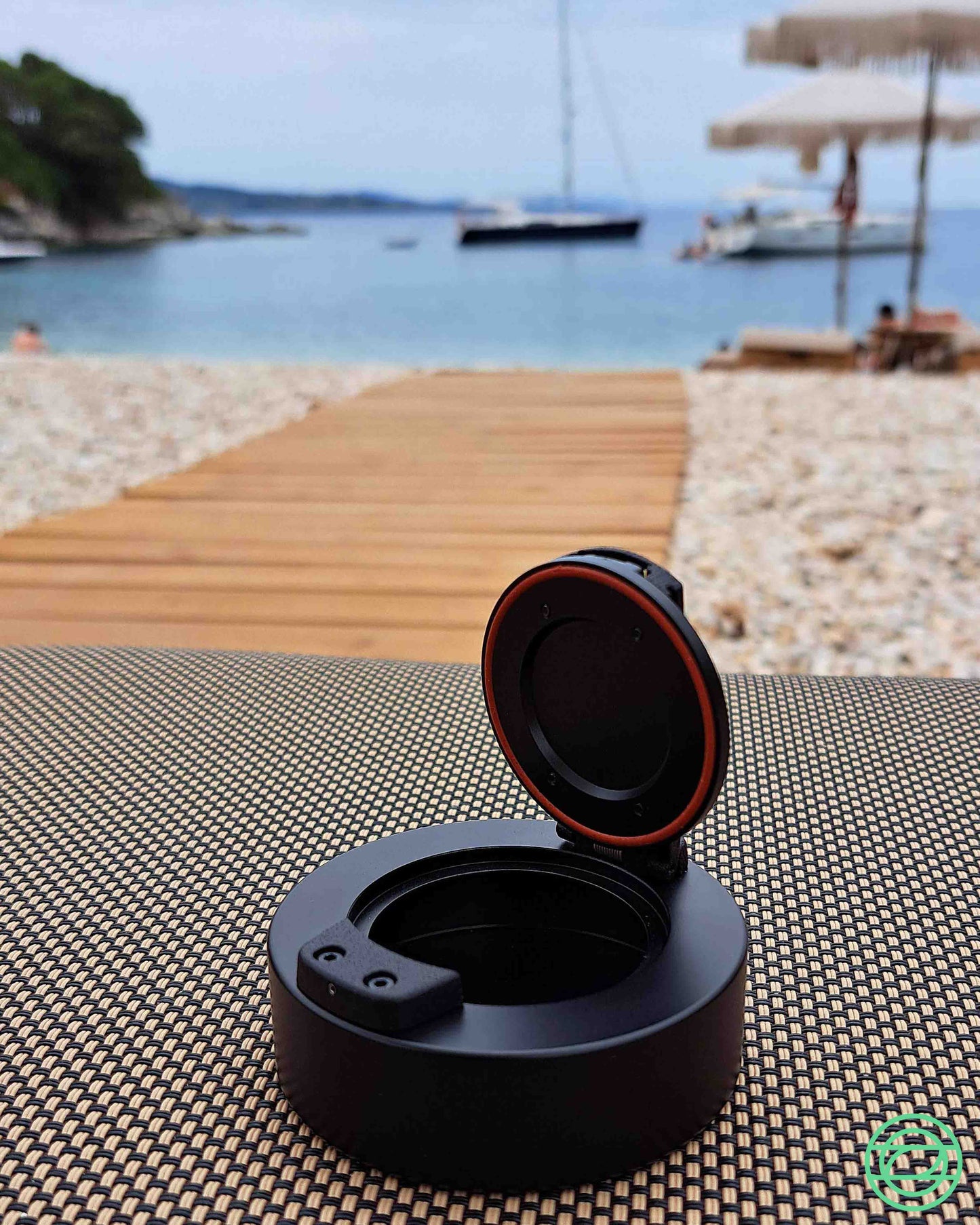 Taschenaschenbecher (schwarz) aus Metall mit Deckel, geruchsdicht, für unterwegs, hochwertig, mini, mobil, Strandaschenbecher, Reiseaschenbecher, Wanderaschenbecher, Pocket ashtray (black), metal with lid, odor-proof, high-quality, travel ashtray, beach ashtray, smell proof